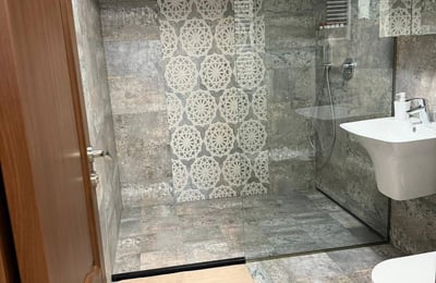 Rent of furnished 3-room apartments, 85 m², with a lake view, Constanța, Romania